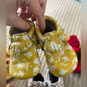 4 pairs soft sole baby shoes Freshly Picked Moccasins size 3